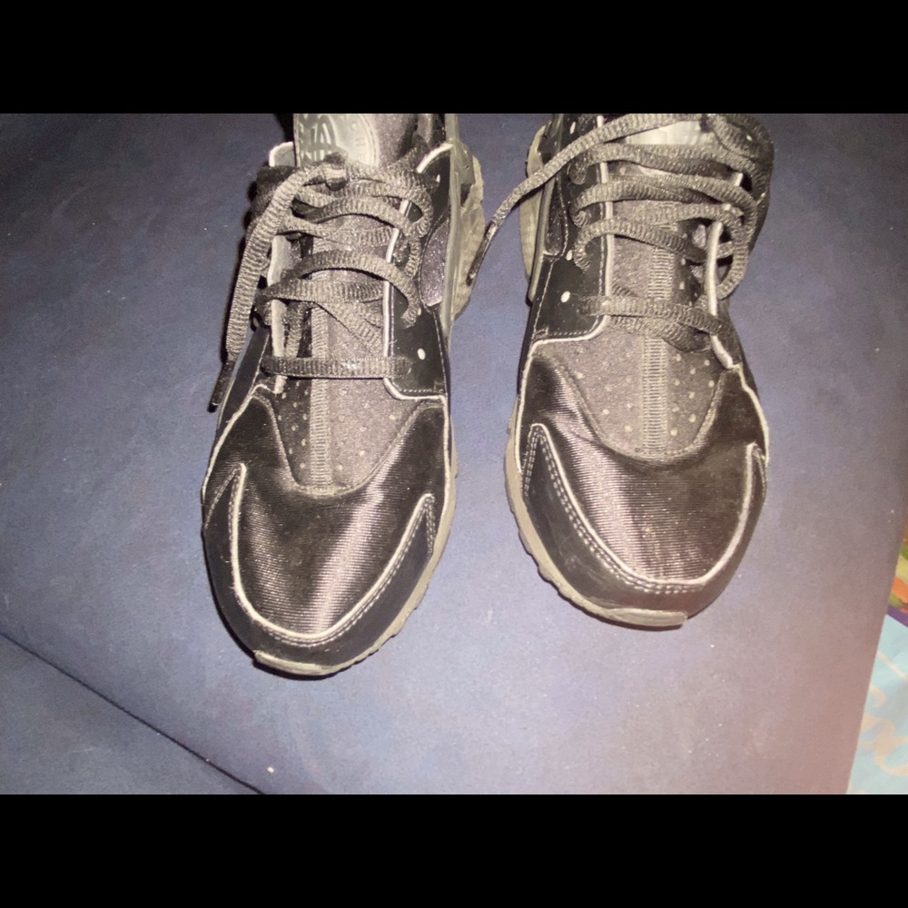 Black Nike huaraches size 8.5 in women